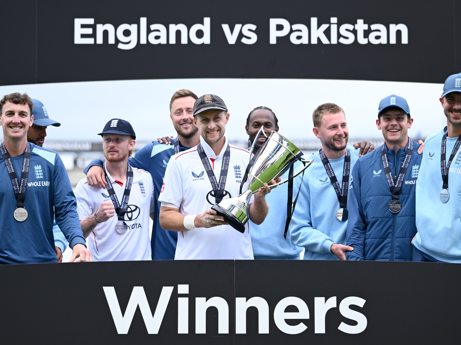 England wins 3-0 against Pakistan in Test series sweep
