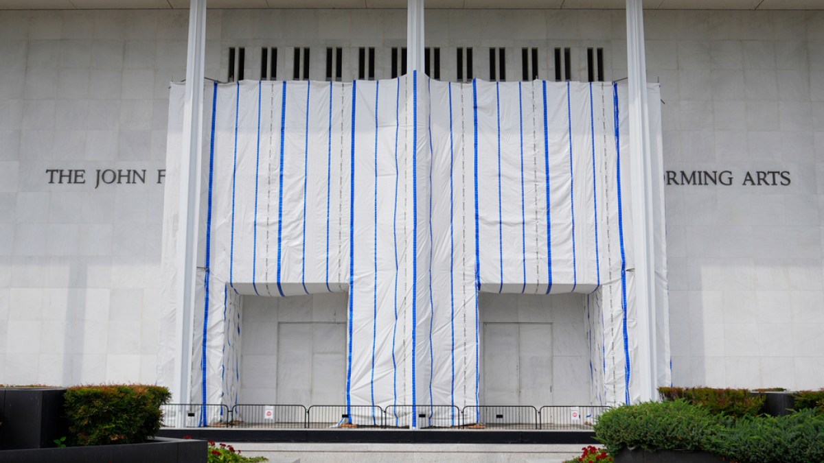 Judge raises concerns over effort to restore Trumps name to Kennedy Center