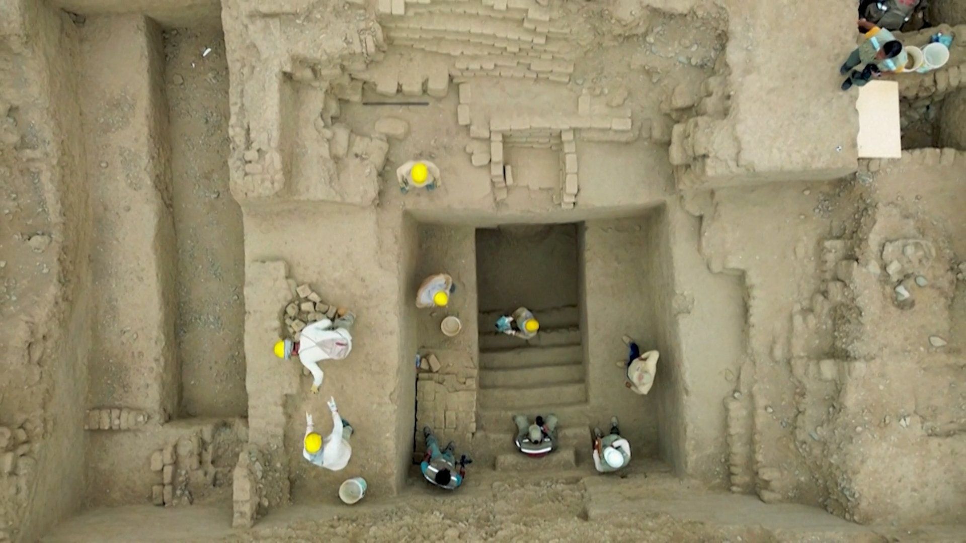 Archaeologists discover ancient Chimu tomb in Peru dating back 600 ...