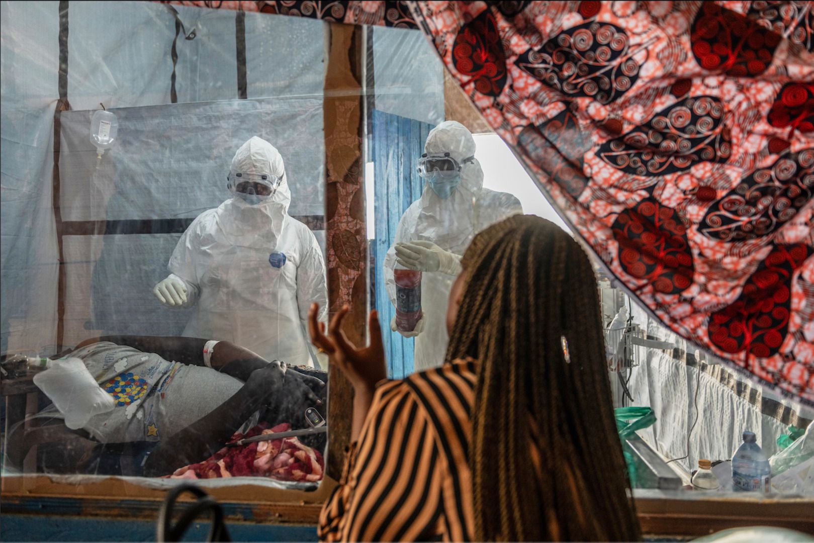 Families in Democratic Republic of Congo remove Ebola patients from treatment center