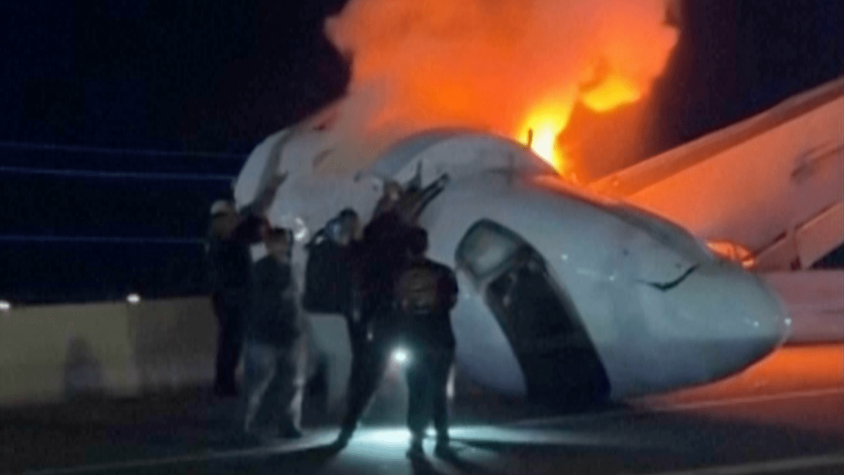 Plane Crashes on Texas Highway, Dramatic Rescue Efforts Underway Immediately