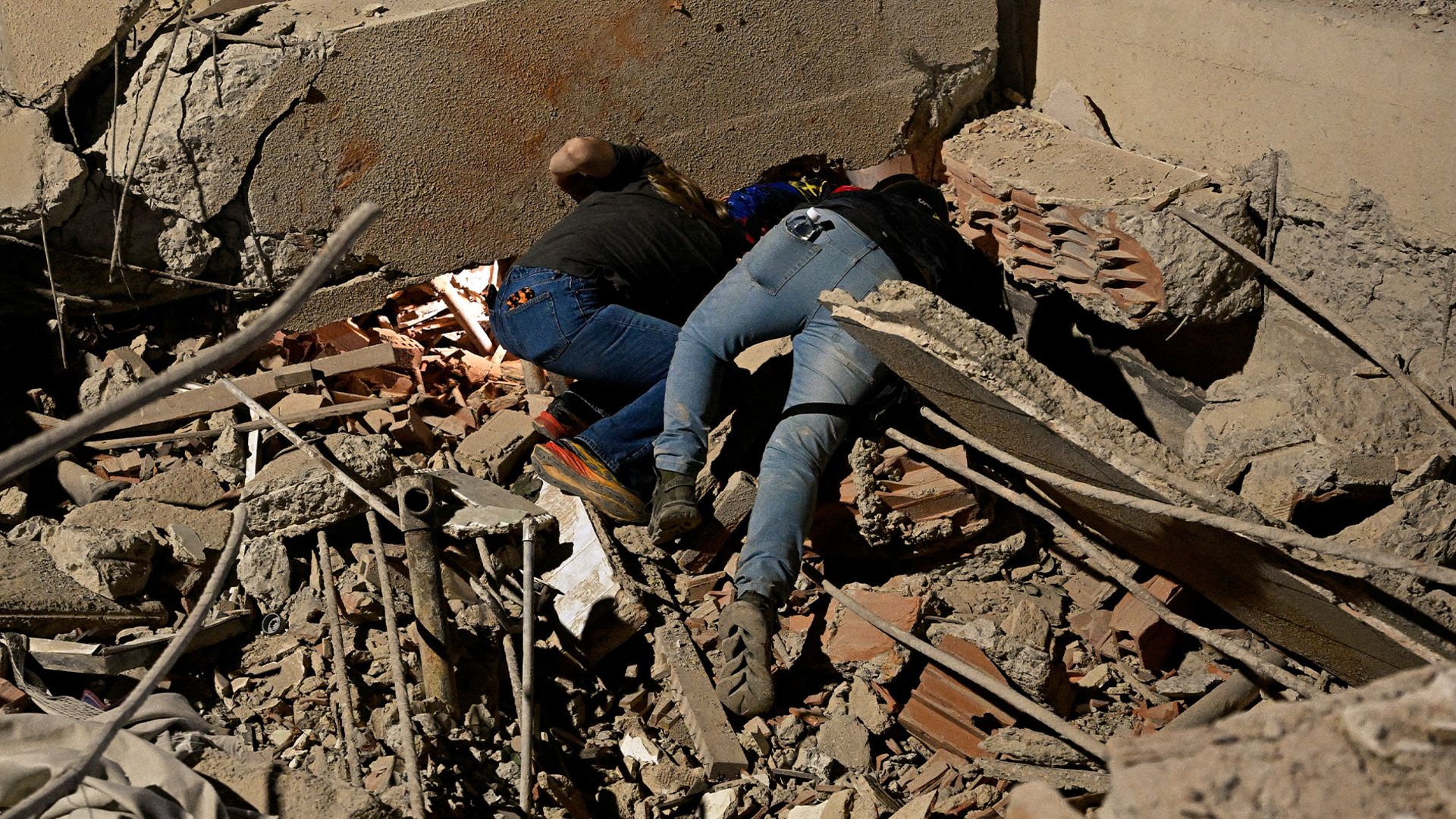 Venezuela Earthquakes: Rescuers Pull Survivors from Rubble