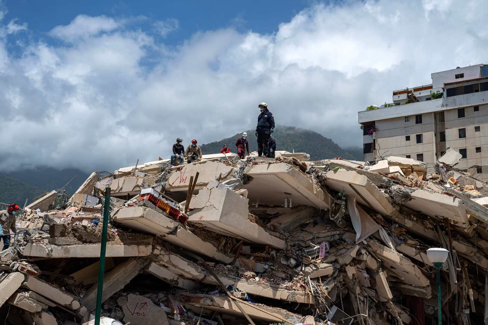 Venezuelan Earthquake Death Toll Continues to Rise Amid Search Efforts